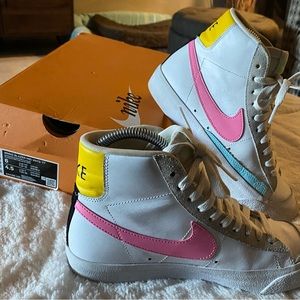 Women’s Blazer Mid Vintage 77 Nike tennis Shoes.  Size 6.